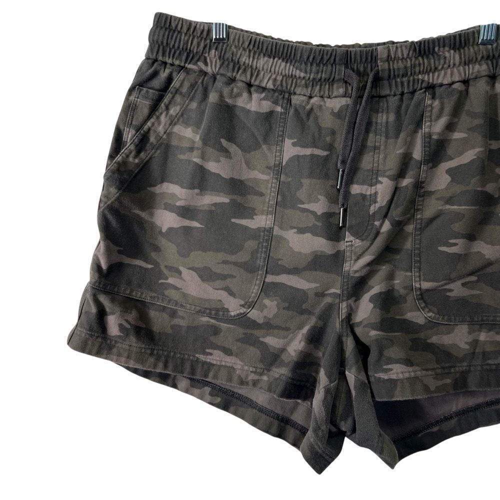 Sz 20 ATHLETA BLACK OLIVE CAMO ELASTIC WAIST STRETCHY FARALLON SHORTS - Picture 3 of 16